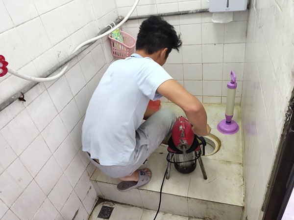 马湾镇管道堵塞冒臭气 专业师傅现场解决问题